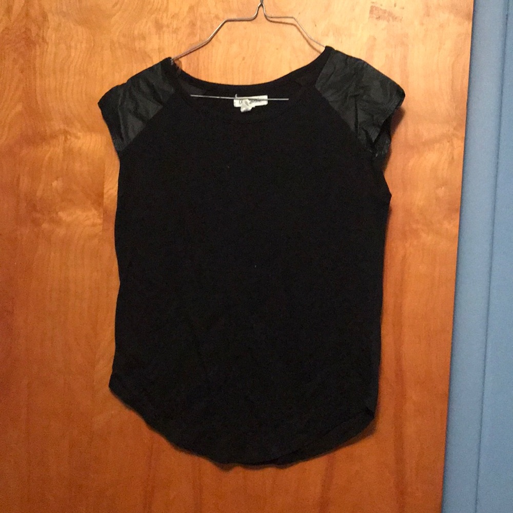 Aero black t shirt with leather sleeves